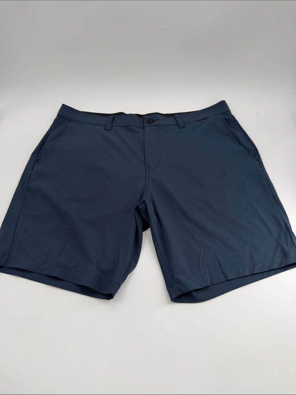 Travis Mathew Men's Size 38 Flat Front 9.0 Inch Performance Shorts - Navy Blue